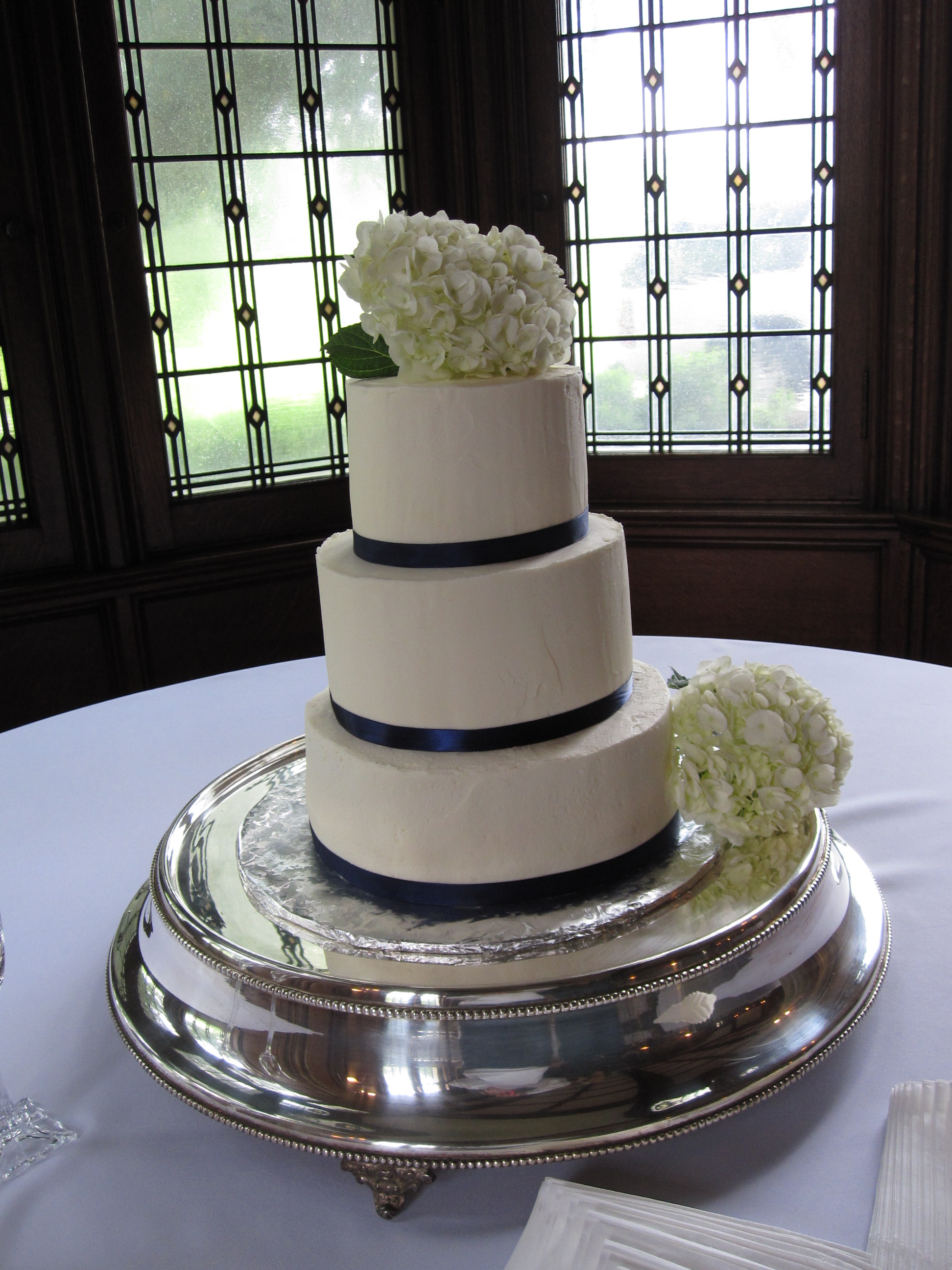 navy-and-white-hydrangea-wedding-cake