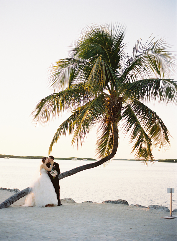 florida-beach-wedding-palm-tree-pink-sunday-morning-photo-inspiration-ozzy-garcia-photography