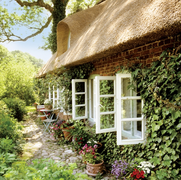 thatched roof cottage weranda polish magazine